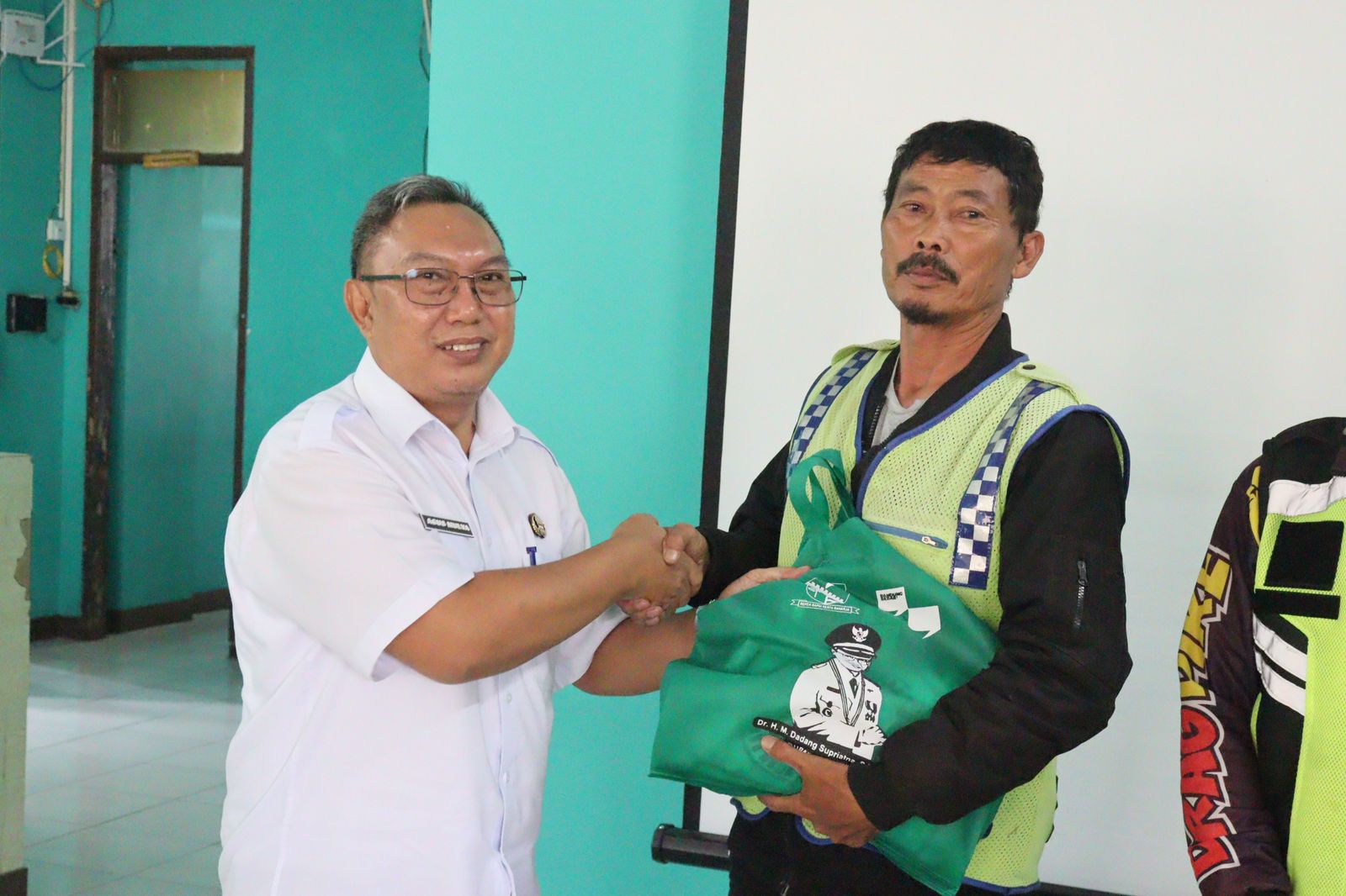 plt-camat-cangkuang-ikuti-bagikan-bantuan-bahan-pangan-bagi-para-pengemudi-ojek-pangkalan-serentak-secara-virtual