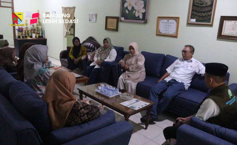 penyerahan-pemberian-cenderamata-dari-ibu-bupati-bandung-kepada-ketua-tp-pkk-desa-se-kecamatan-cangkuang
