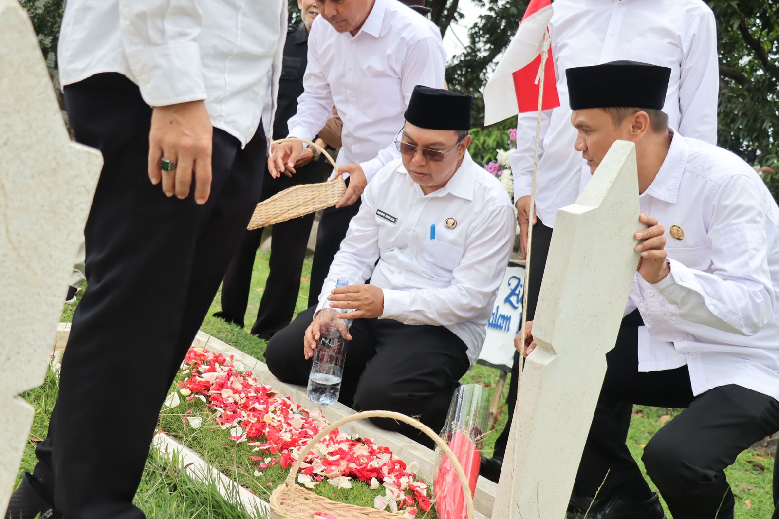 ziarah-ke-makam-para-mantan-bupati-bandung-dalam-rangkaian-acara-peringatan-hut-ke-384-kabupaten-bandung-tahun-2025