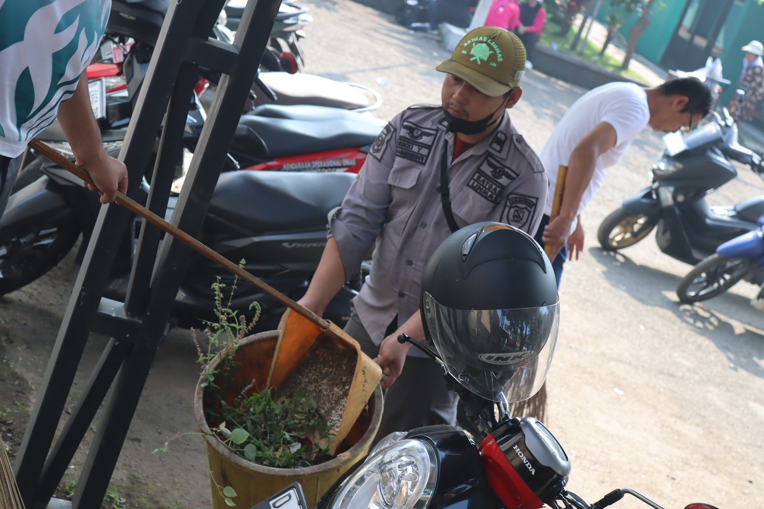 jumat-bersih-wujud-nyata-komitmen-jajaran-kecamatan-cangkuang-jaga-lingkungan-kerja-yang-asri-dan-nyaman