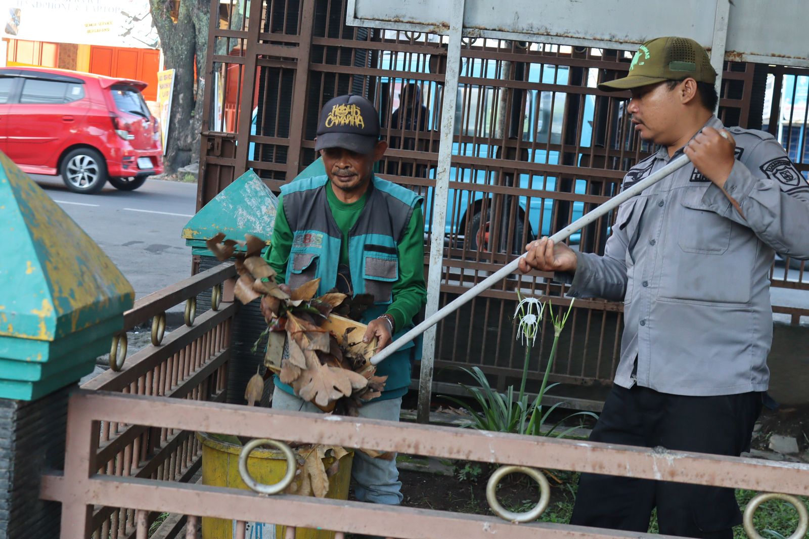 jumat-bersih-rutinan-di-lingkungan-kantor-kecamatan-cangkuang