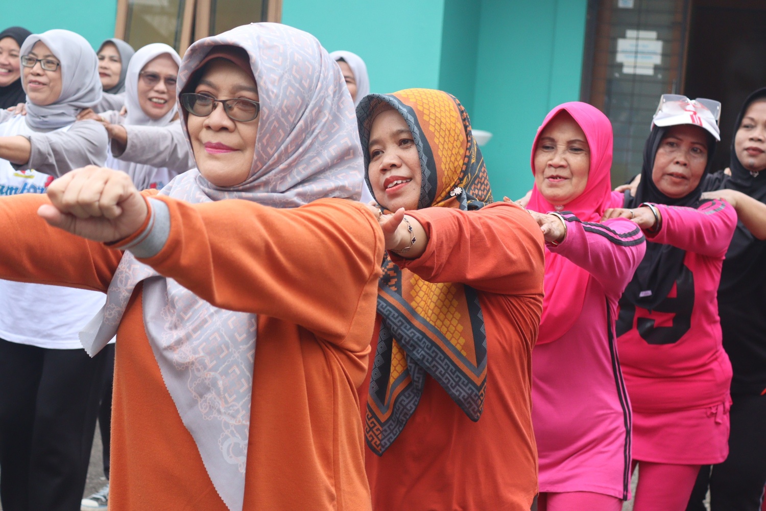 jaga-pola-hidup-sehat-aktif-dan-bahagia-melalui-senam-bedas-rutinan-yang-dihadiri-masyarakat-desa-jatisari