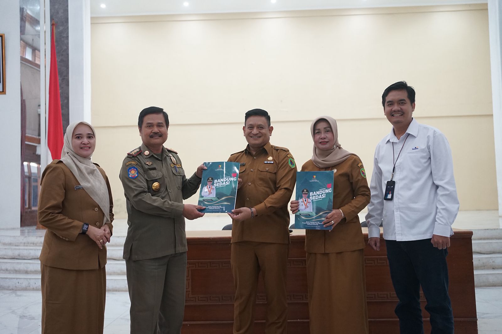 penyerahan-sk-pensiun-bup-1-agustus-2025