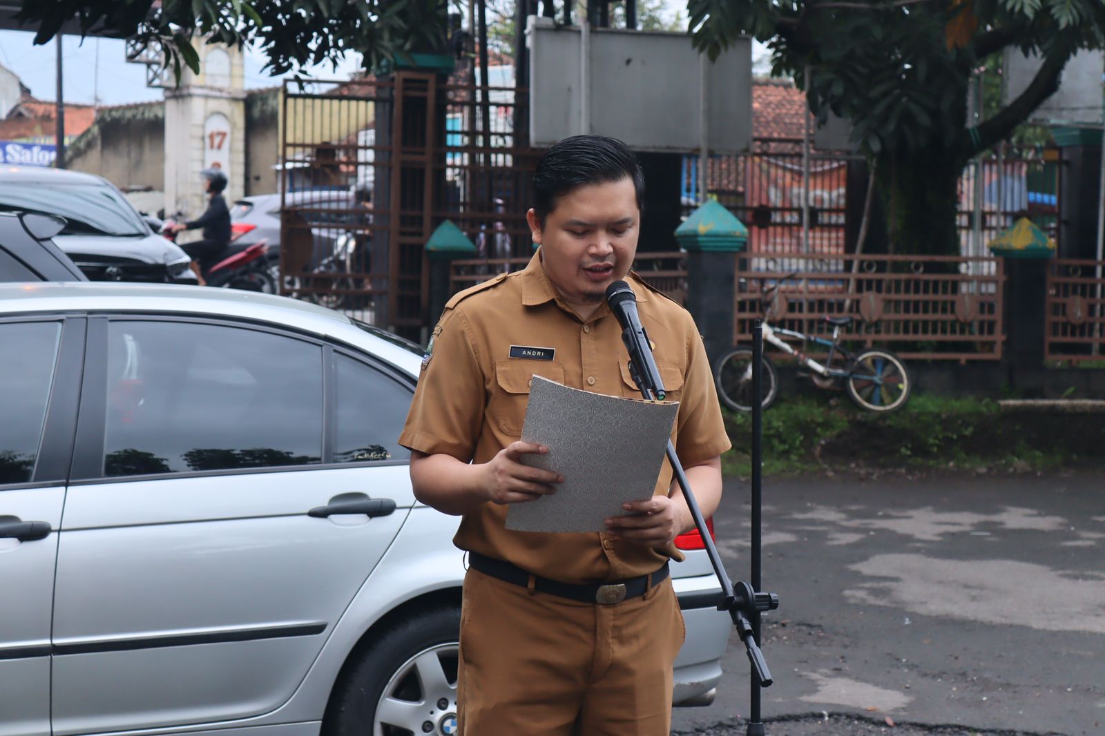sekcam-cangkuang-berikan-arahan-pada-kegiatan-apel-pagi-dilingkungan-kecamatan-cangkuang