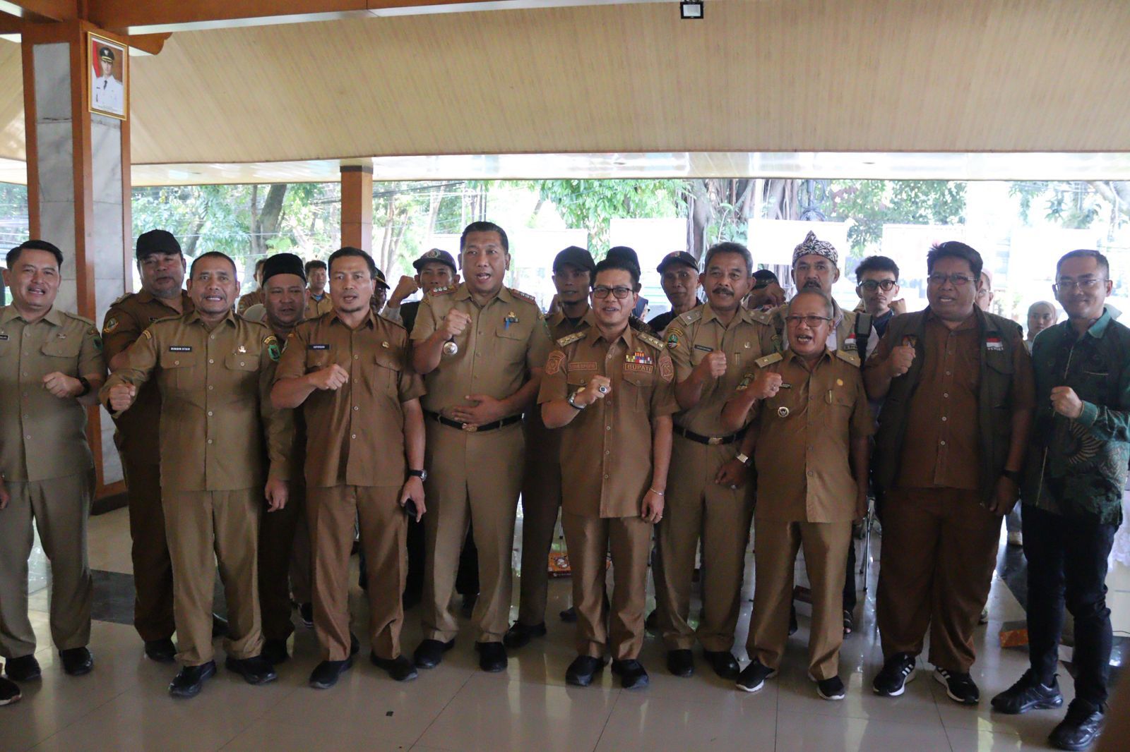 bupati-bandung-melaksanakan-kunjungan-kerja-dan-rapat-koordinasi-kdmp-dilingkungan-kecamatan-soreang-dan-kecamatan-cangkuang