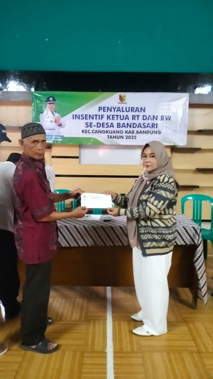 pembagian-insentif-rt-dan-rw-didesa-bandasari