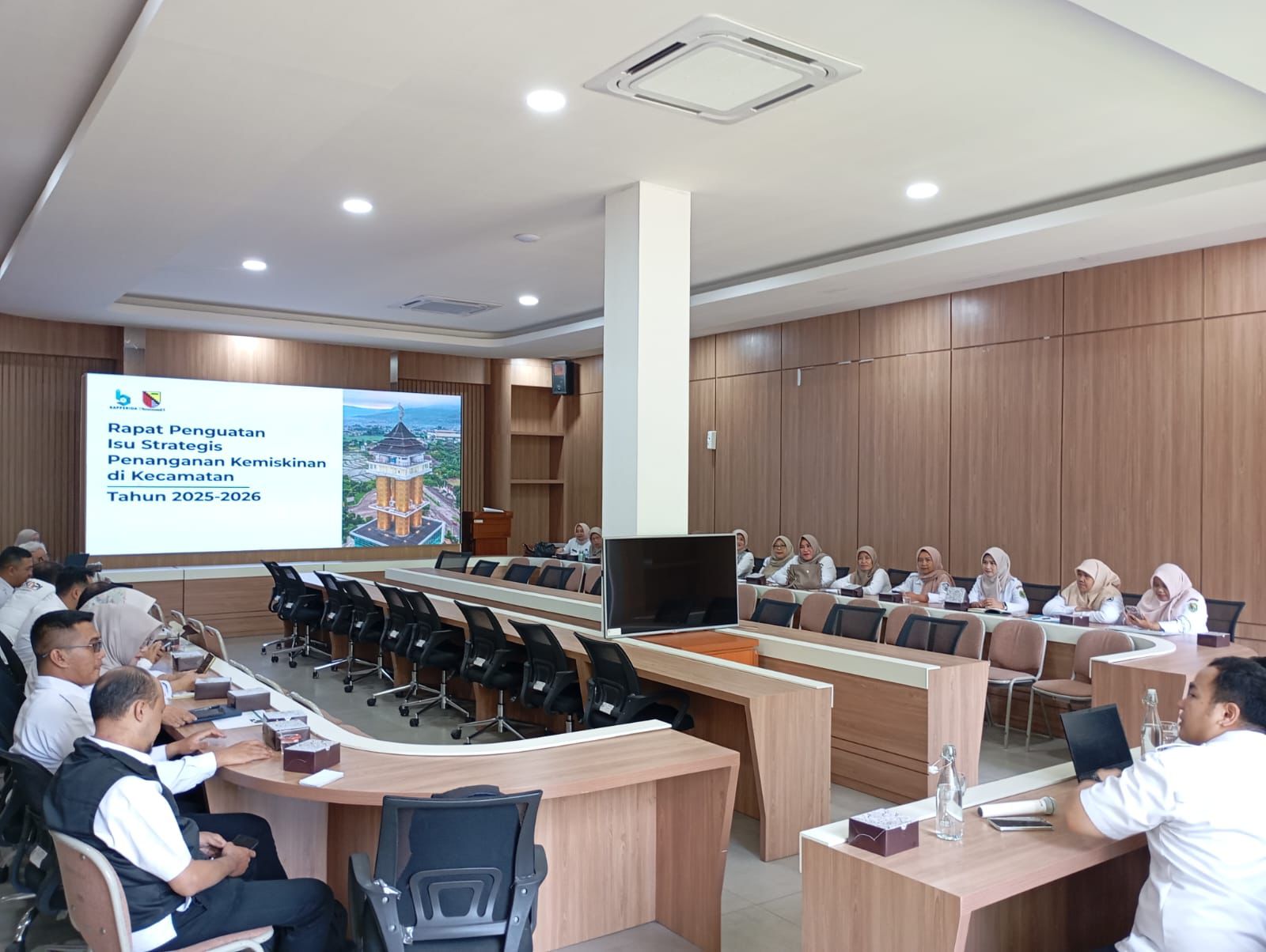 rapat-penguatan-isu-strategis-penanganan-kemiskinan-di-kecamatan-tahun-2025-2026