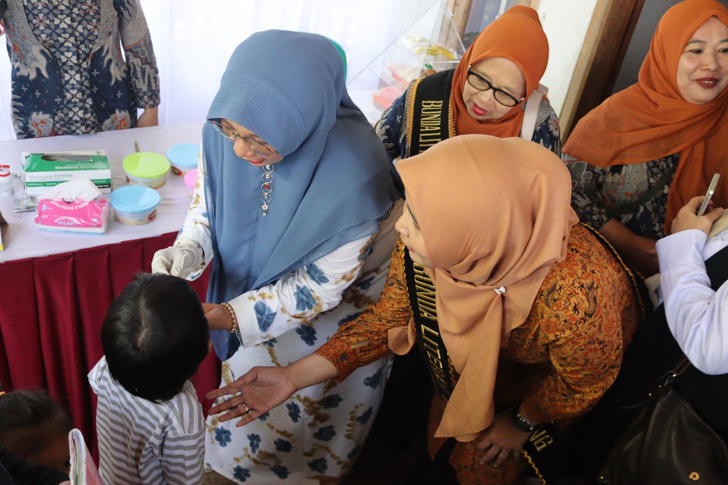 kunjungan-ibu-ketua-tp-pkk-kabupaten-bandung-ke-posyandu-mekarsari-2-desa-jatisari