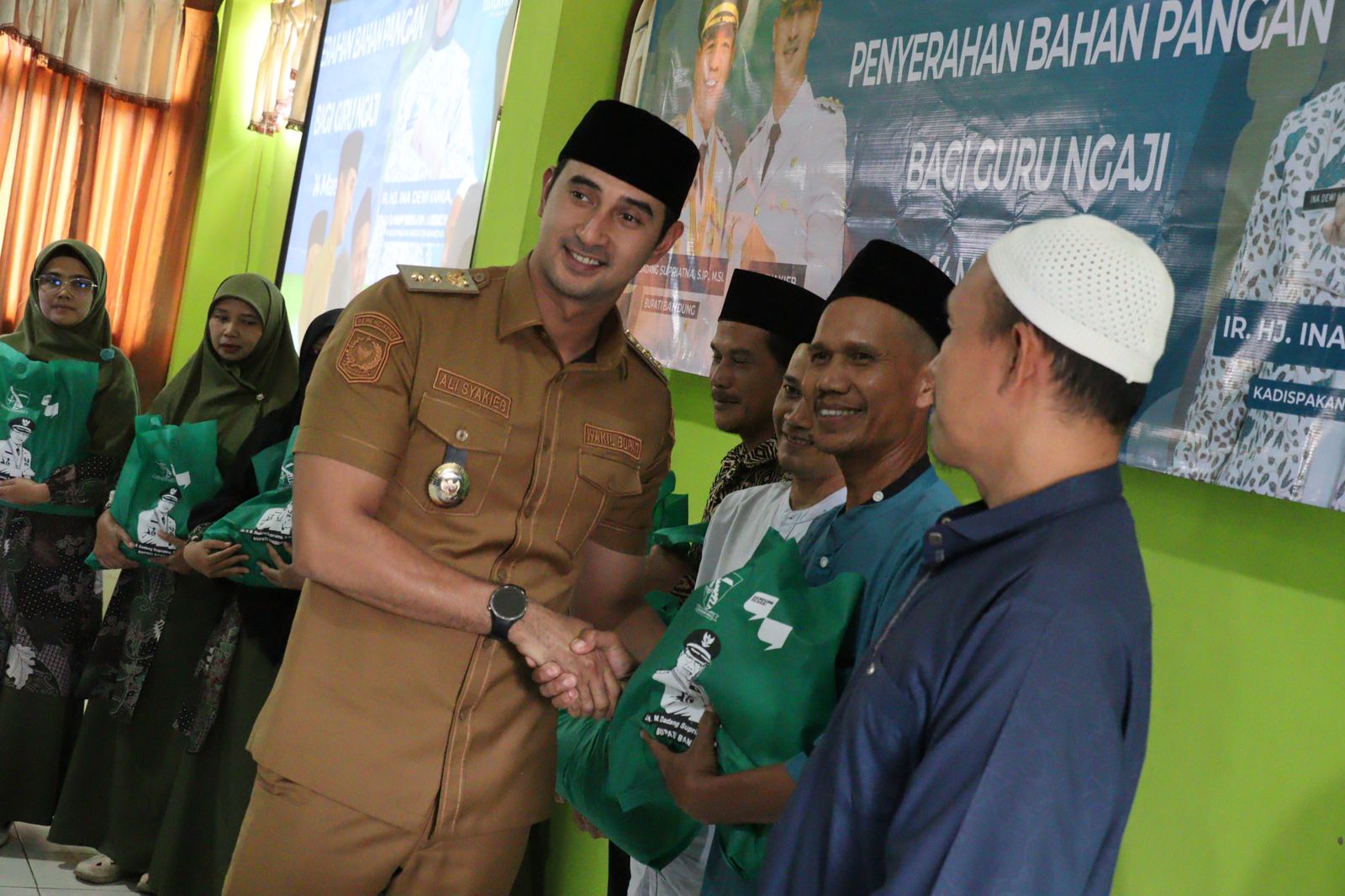plt-camat-cangkuang-bantu-salurkan-bantuan-dari-bupati-bandung-berupa-pangan-untuk-guru-ngaji-sd-sebanyak-15-382-guru-ngaji-sd-diseluruh-kabupaten-bandung