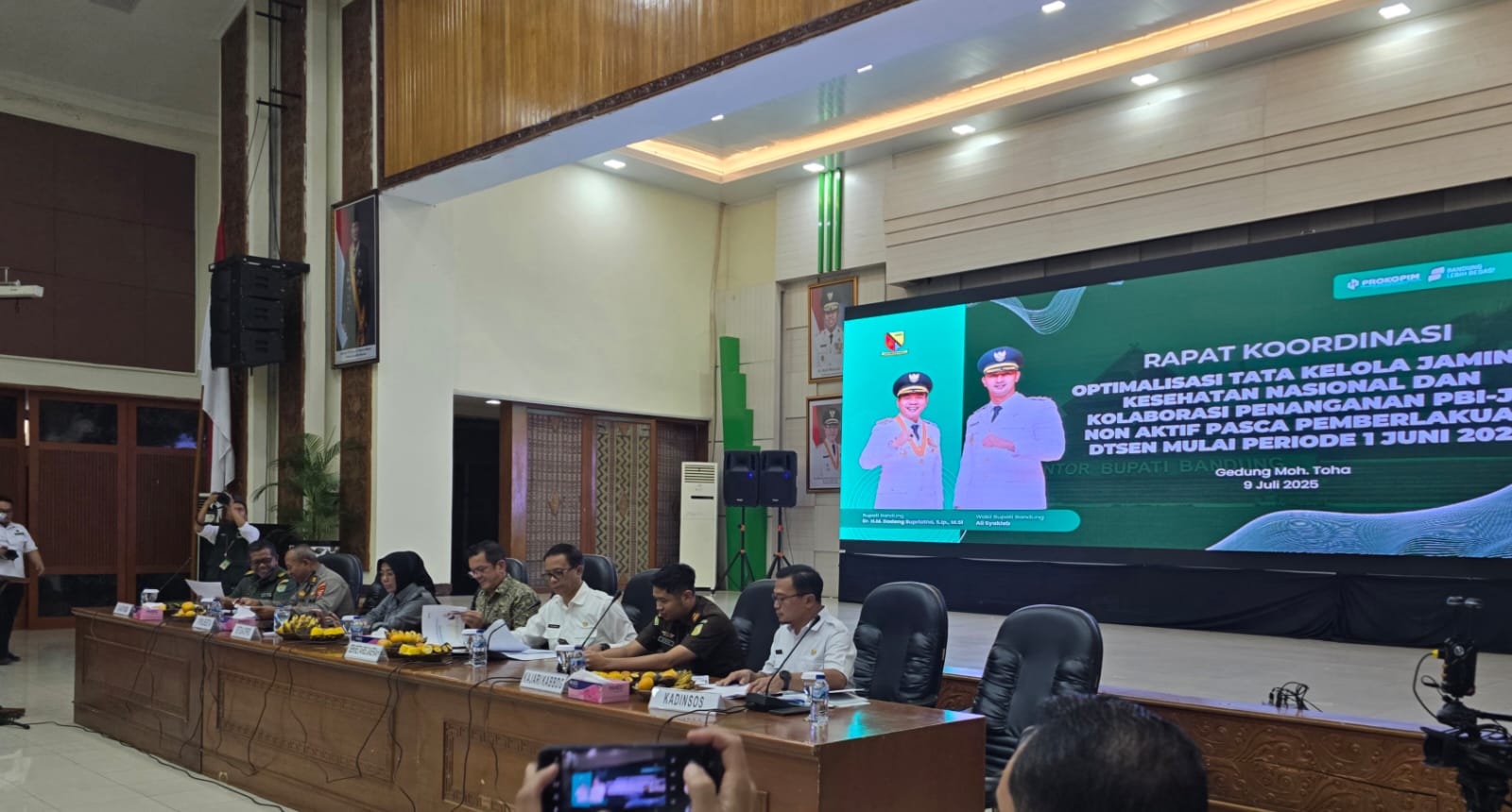 rapat-koordinasi-bersama-bupati-bandung-dalam-optimalisasi-tata-kelola-penyelenggeraan-jaminan-kesehatan-dan-penanganan-pbi-jk-non-aktif-pasca-pemberlakuan-dtsen-mulai-periode-juni-2025